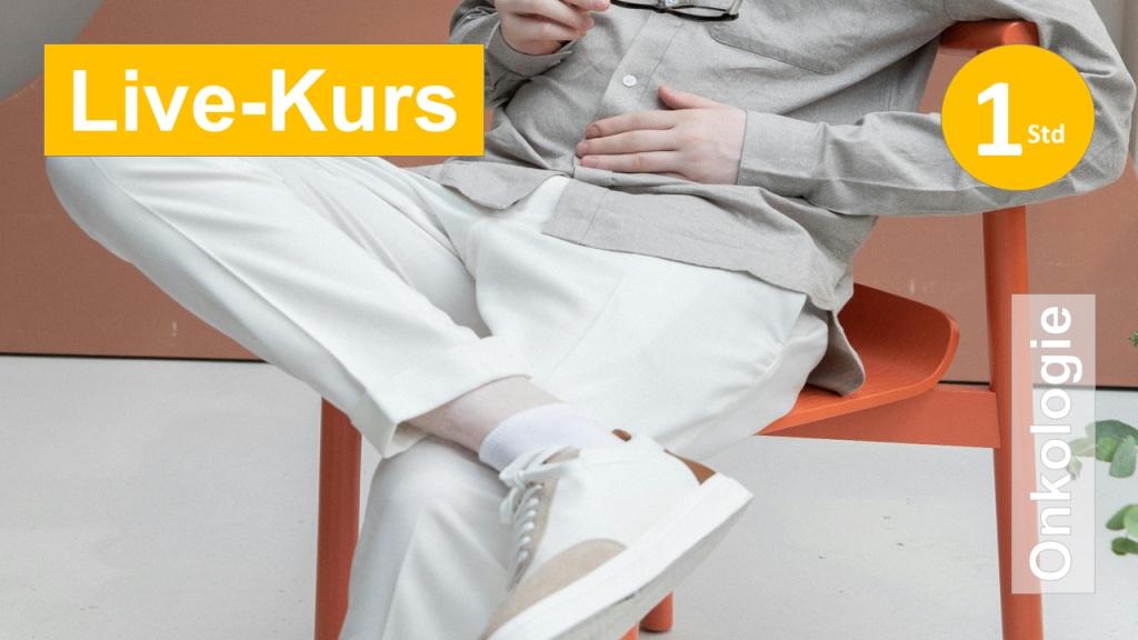 Sie sehen einen sitzenden angelehnten Mann, als Assoziation zum Webseminar zu Beweglichkeitsübungen im SitzYoga für Klienten in der Ergotherapie + Physiotherapie in der Onkologie, Psychosomatik in Klinik + Praxis