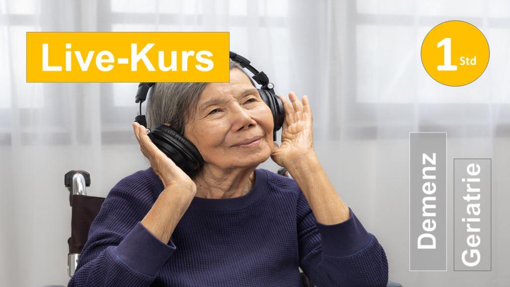 Sie sehen eine ältere Dame, die entzückt mit Kopfhörern und freundlicher Miene Musik hört, als Assoziation zum Webseminar für Ergotherapie + Physiotherapie in der Rehabilitation von Demenz in Klinik + Praxis