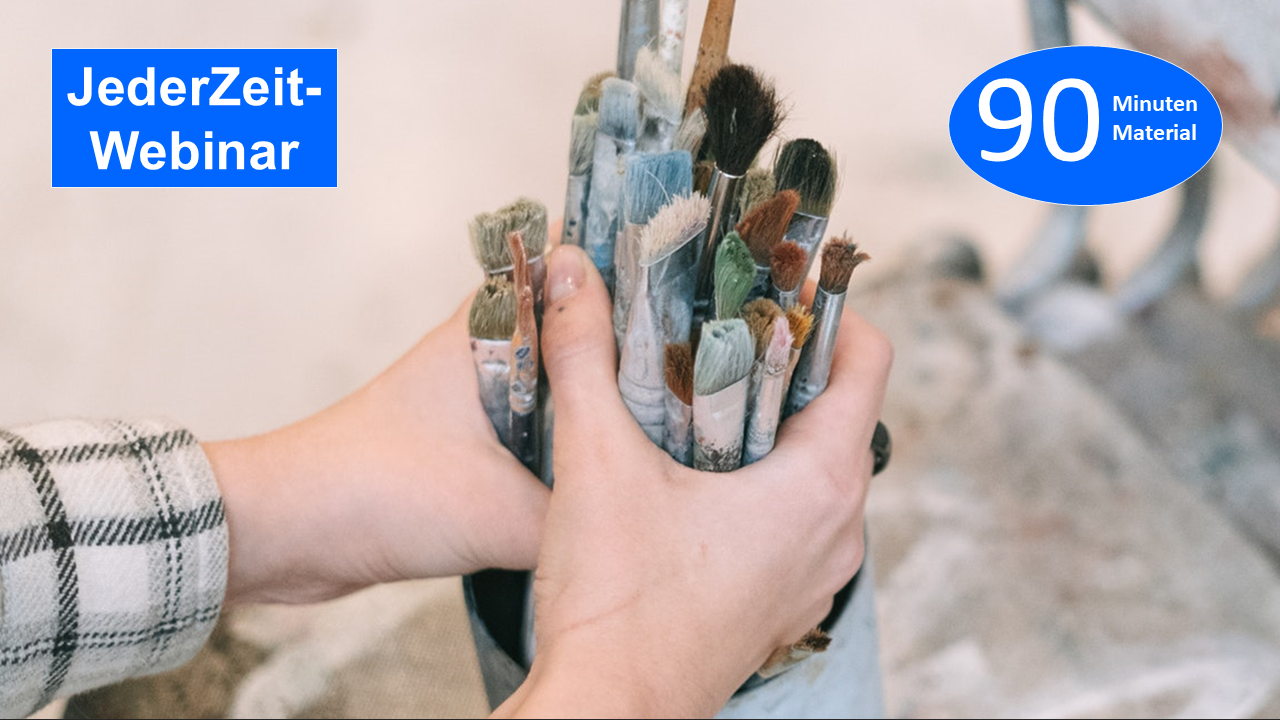 Sie sehen eine Hand, die nach aufrecht stehenden gebrauchten Pinseln in einem Becher greift, als Assoziation zum Webseminar für Ergotherapie + Physiotherapie in der Rehabilitation von Schlaganfall + Apoplex in Klinik + Praxis
