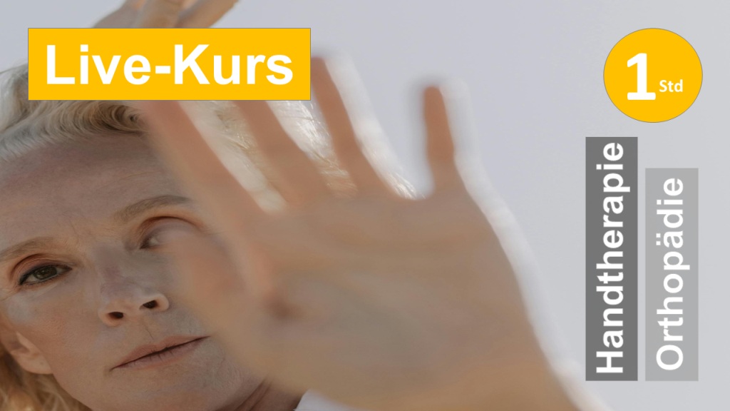 Sie sehen eine Frau, die ihre Hand seitlich auf Gesichtshöhe hebt, als Symbol zum Webinar zu den vielen über die Hand hinausgehenden Details in der körperlichen Befundaufnahme in der Handtherapie  für Ergotherapie + Physiotherapie in Klinik + Praxis