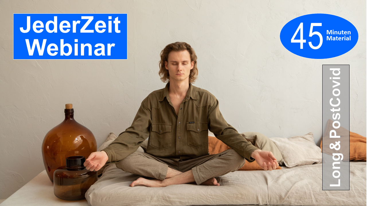 Sie sehen einen jungen Mann im Lotussitz und den Händen in Meditationshaltung auf den Knien als Assoziation zum Webseminar für Ergotherapie + Physiotherapie in der Rehabilitation von Long + Post Covid in Klinik + Praxis