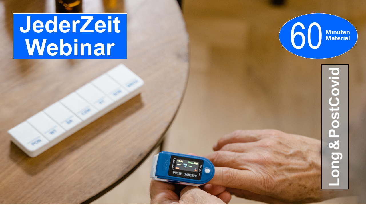 Sie sehen eine Hand mit Pulsoximeter am Finger vor einem Tisch mit Tagesmedikationsbox  als Assoziation zum Webseminar für Ergotherapie + Physiotherapie in der Rehabilitation von Long + Post Covid in Klinik + Praxis