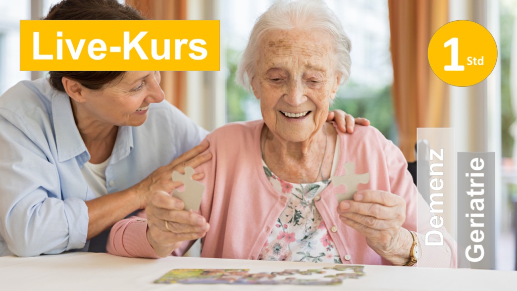 Sie sehen eine Frau mittleren Alters mit einer älteren Frau im zugewandten Gespräch als Assoziation zum Webseminar für Ergotherapie + Physiotherapie in der Rehabilitation dementiell Erkrankten in der Geriatrie in Klinik + Praxis