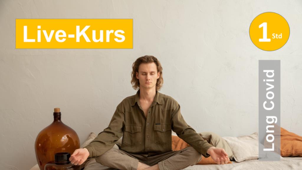 Sie sehen einen jungen Mann im Lotussitz und den Händen in Meditationshaltung auf den Knien als Assoziation zum Webseminar für Ergotherapie + Physiotherapie in der Rehabilitation von Long + Post Covid in Klinik + Praxis