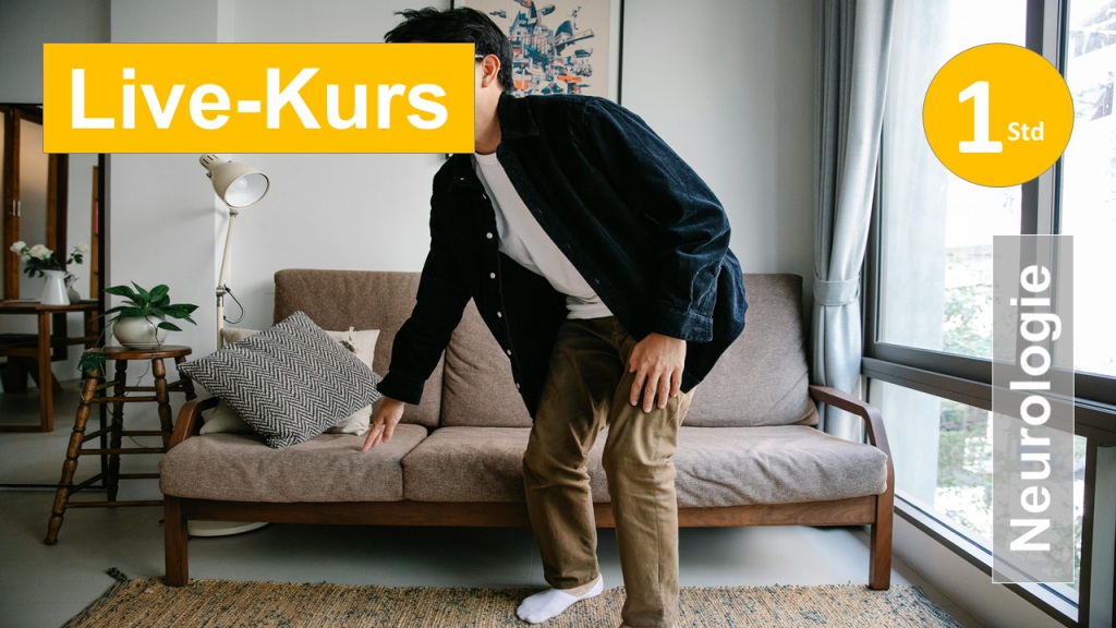 Sie sehen einen Mann leicht abgestützt vom Sofa aufstehen als Symbol zum Webseminar zum Lagewechsel bei Schlaganfallbetroffene vom Sitzen zum Stehen für Ergotherapie + Physiotherapie in der Rehabilitation von Schlaganfall + Apoplex in Klinik + Praxis